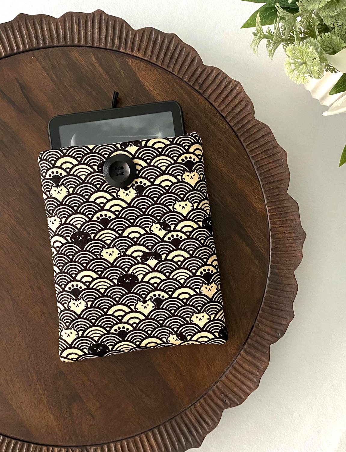 Kindle Paperwhite Cover – Fuku Cats in Waves, photo 4 of 4