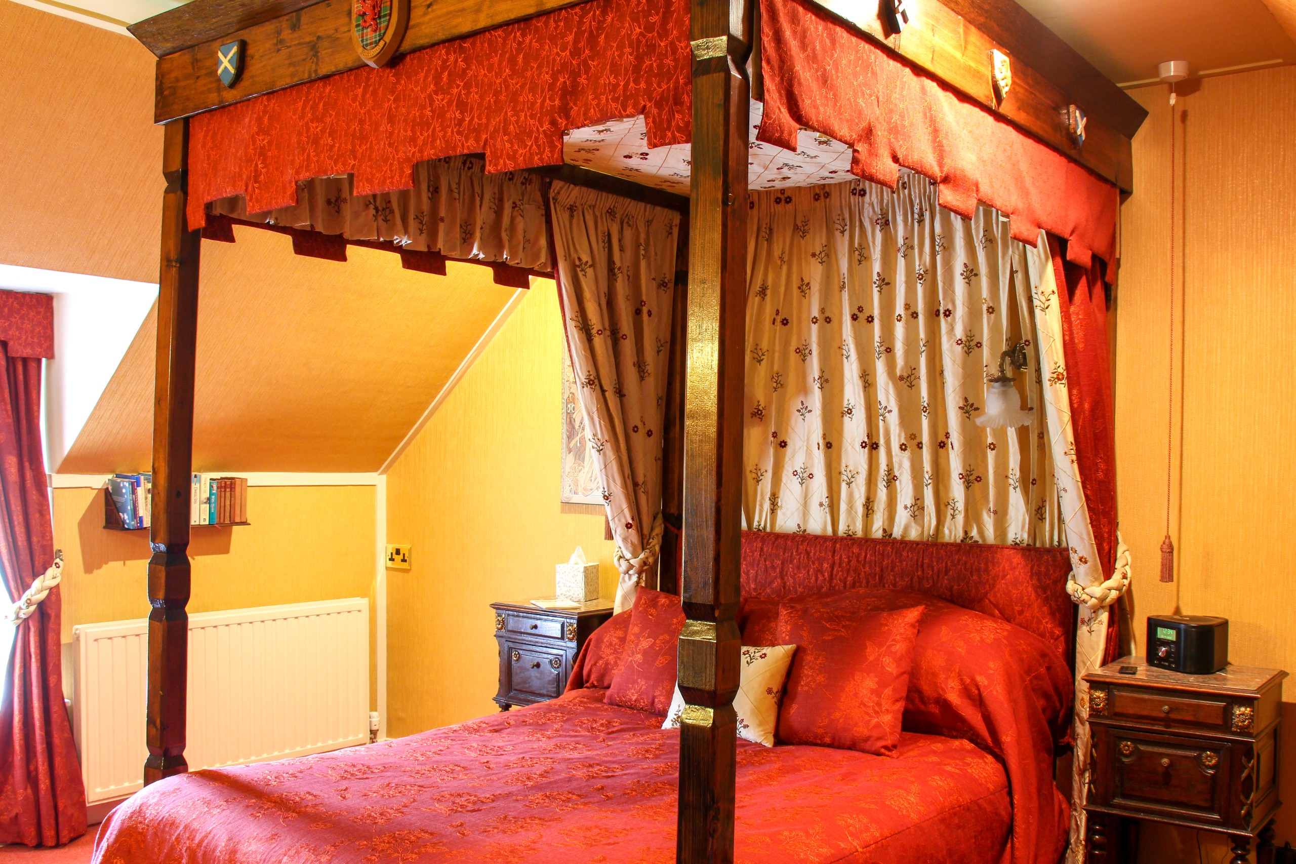 Creagan Experience Retreat Private en-suite four-poster room for one