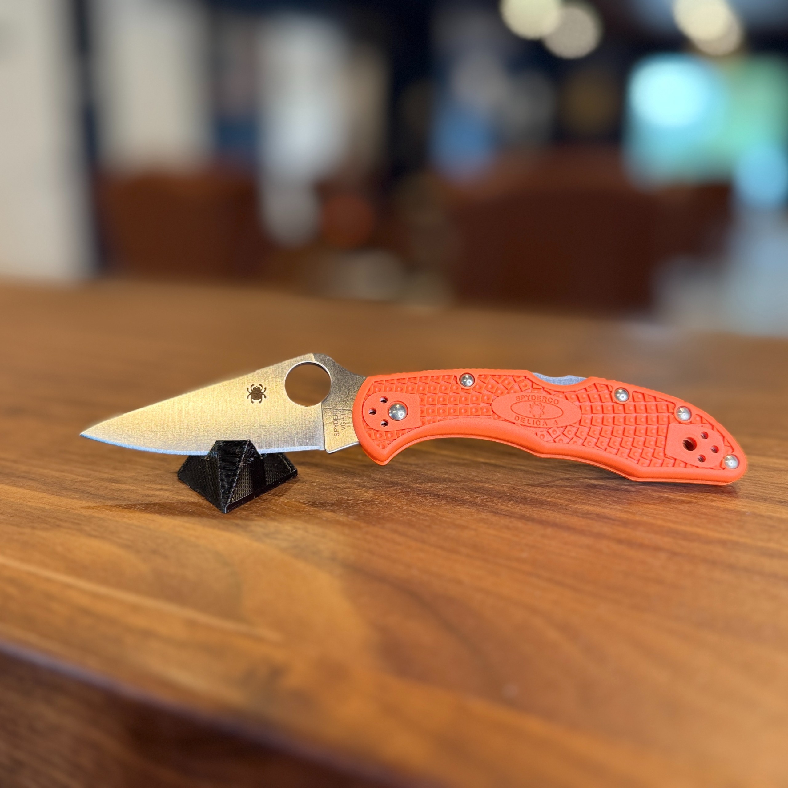 Spyderco - Delica 4 Orange Lightweight Flat Ground Plainedge