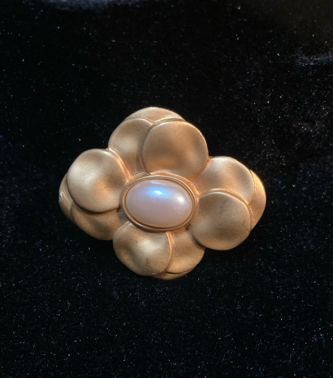 Vintage Maxine Denker Matte Imitation Pearl Gold Tone Big Petals Flower Brooch