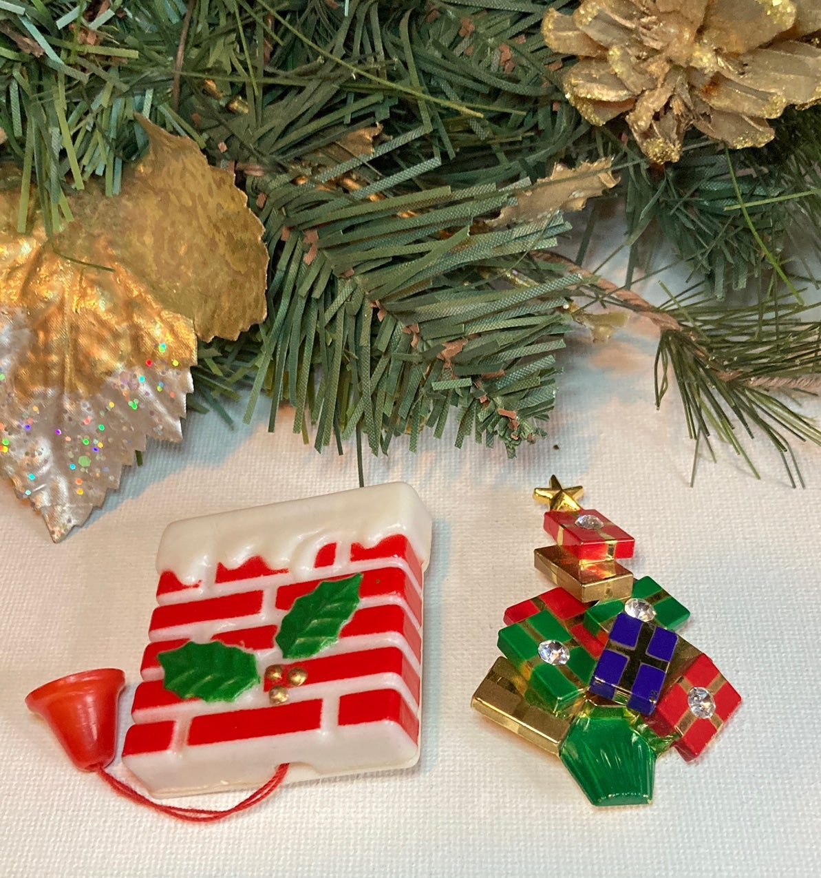 VINTAGE CHRISTMAS BROOCHES Lot of 2