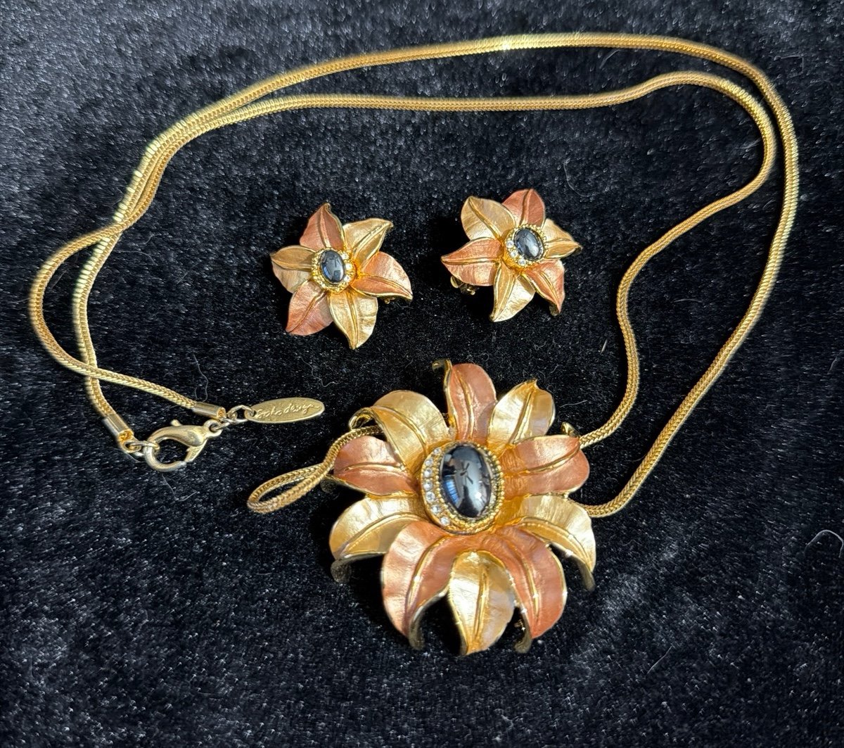 Soho Design Sunflower Burst Black Cabochon Pendant/ Brooch w/ clip on earrings