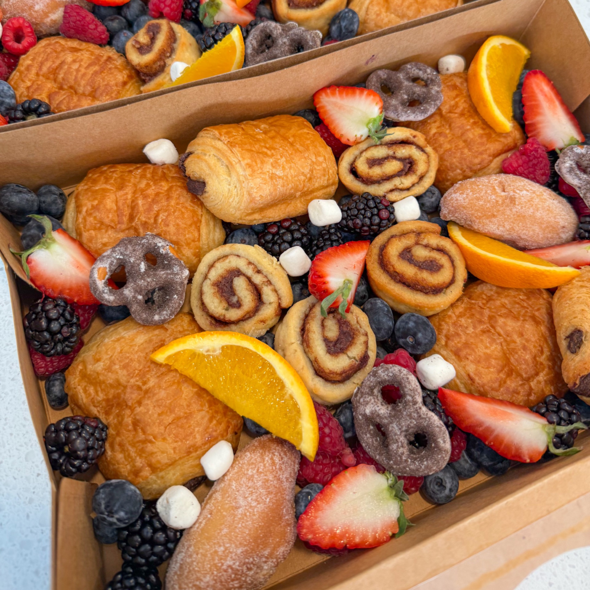 Mini box of fruit & pastries