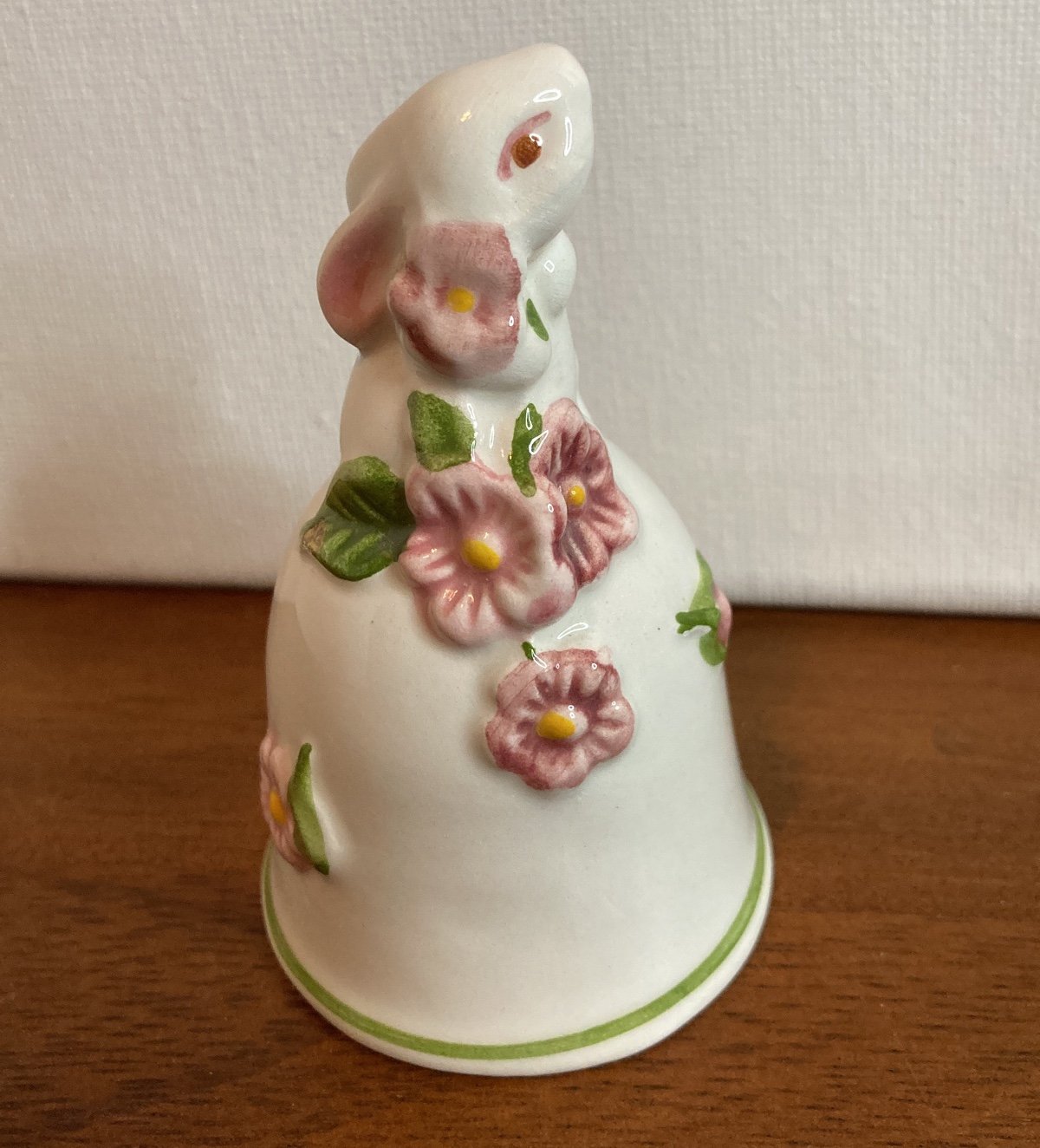 Vintage 1984 Avon BUNNY with Flowers CERAMIC BELL - Weiss Brazil