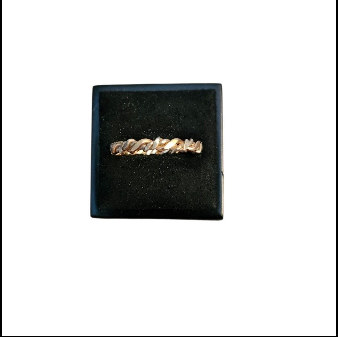 Size 8.5 Gold Toned Twist Band