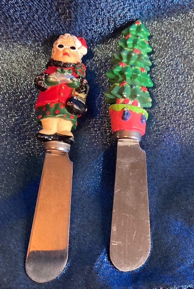 2 Christmas Spreaders