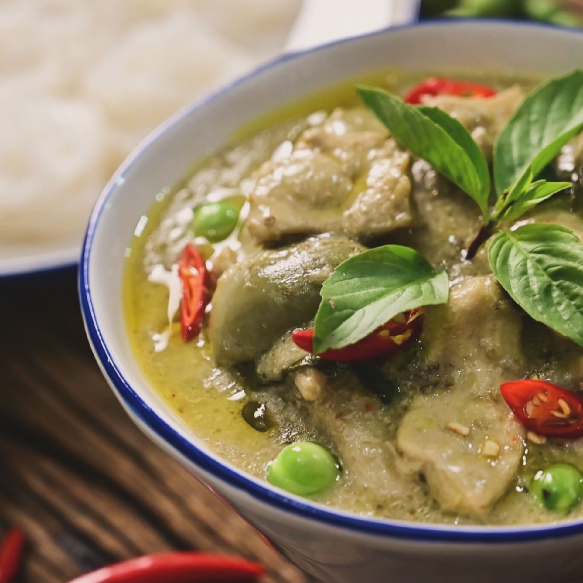 GREEN CURRY CHICKEN แกงเขียวหวานไก่ โรตี