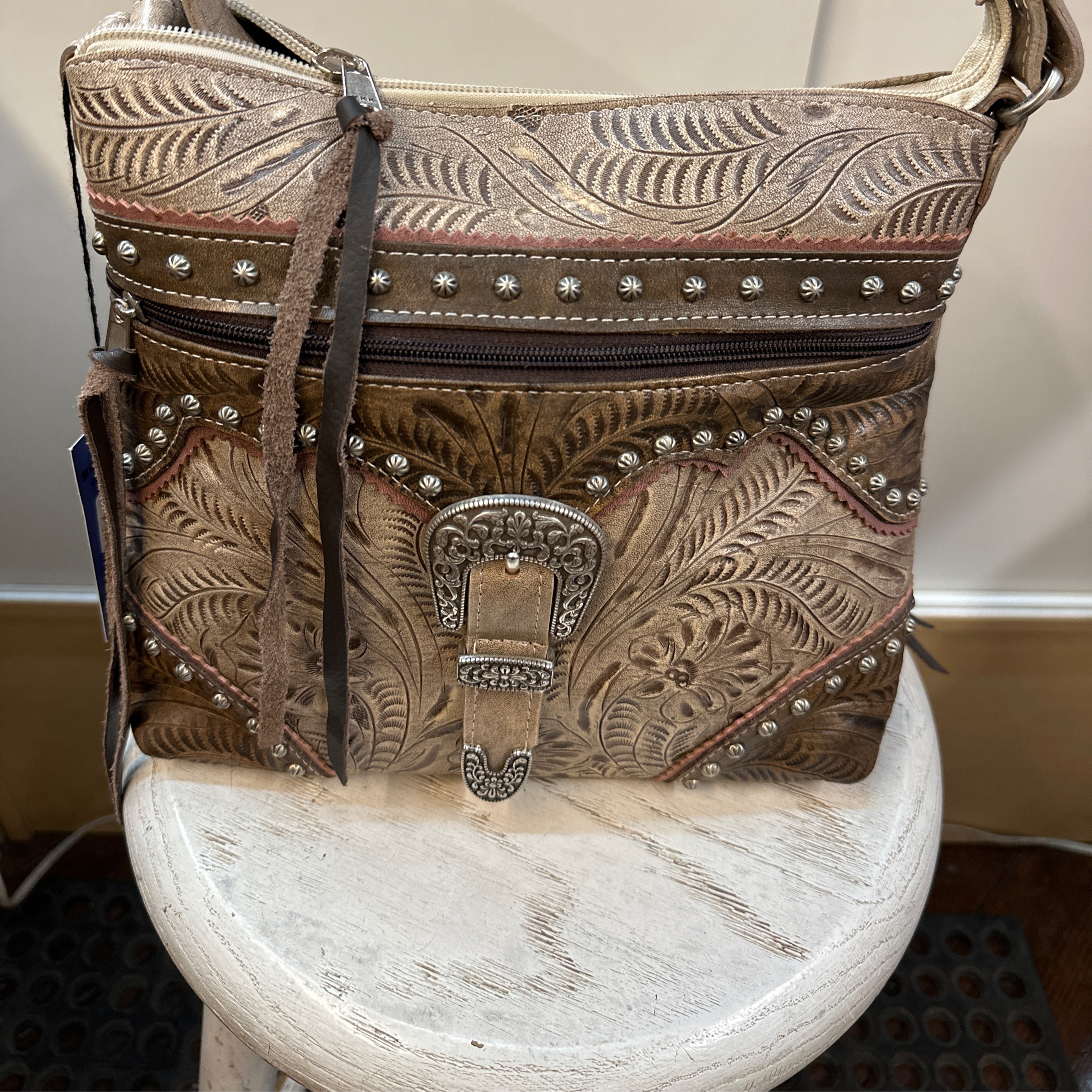 AM Saddle Ridge - Sand Zip Top Shoulder Bag ****
