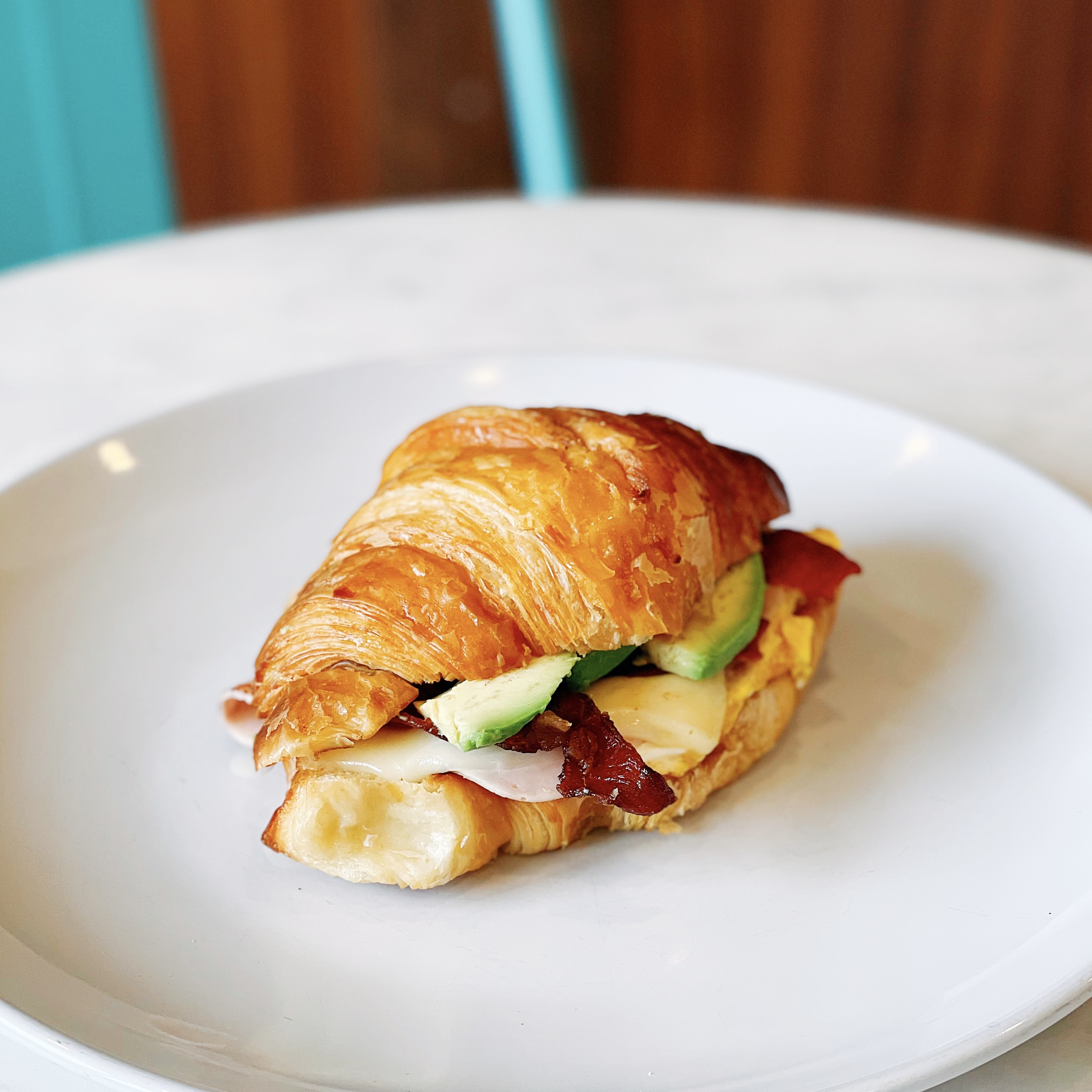 Bacon & avo croissant (Louis VI)