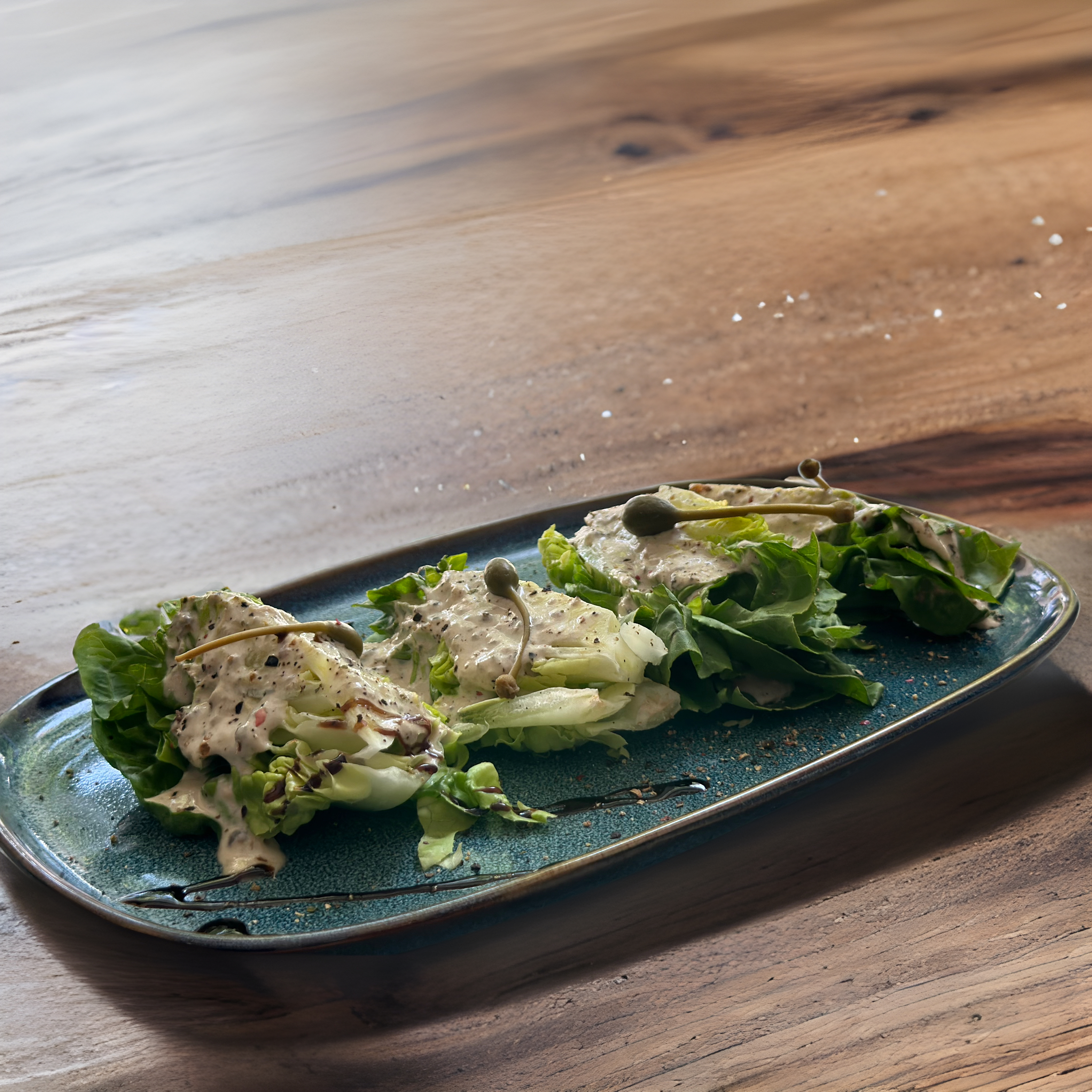 Brotes de Lechuga tiernos con salsa de Vitel Tonné