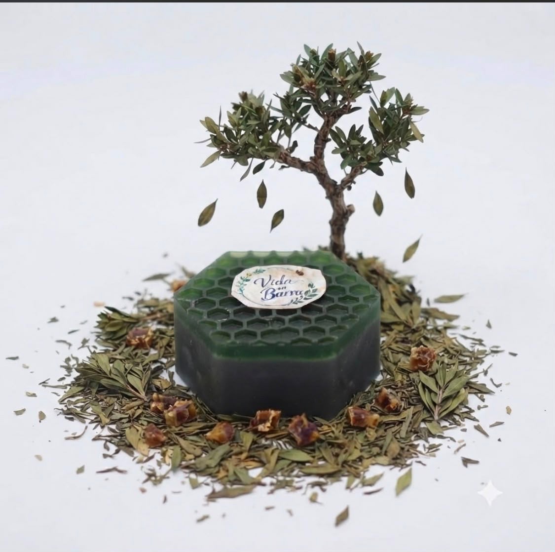 Jabon de carbon activado con te de arbol.