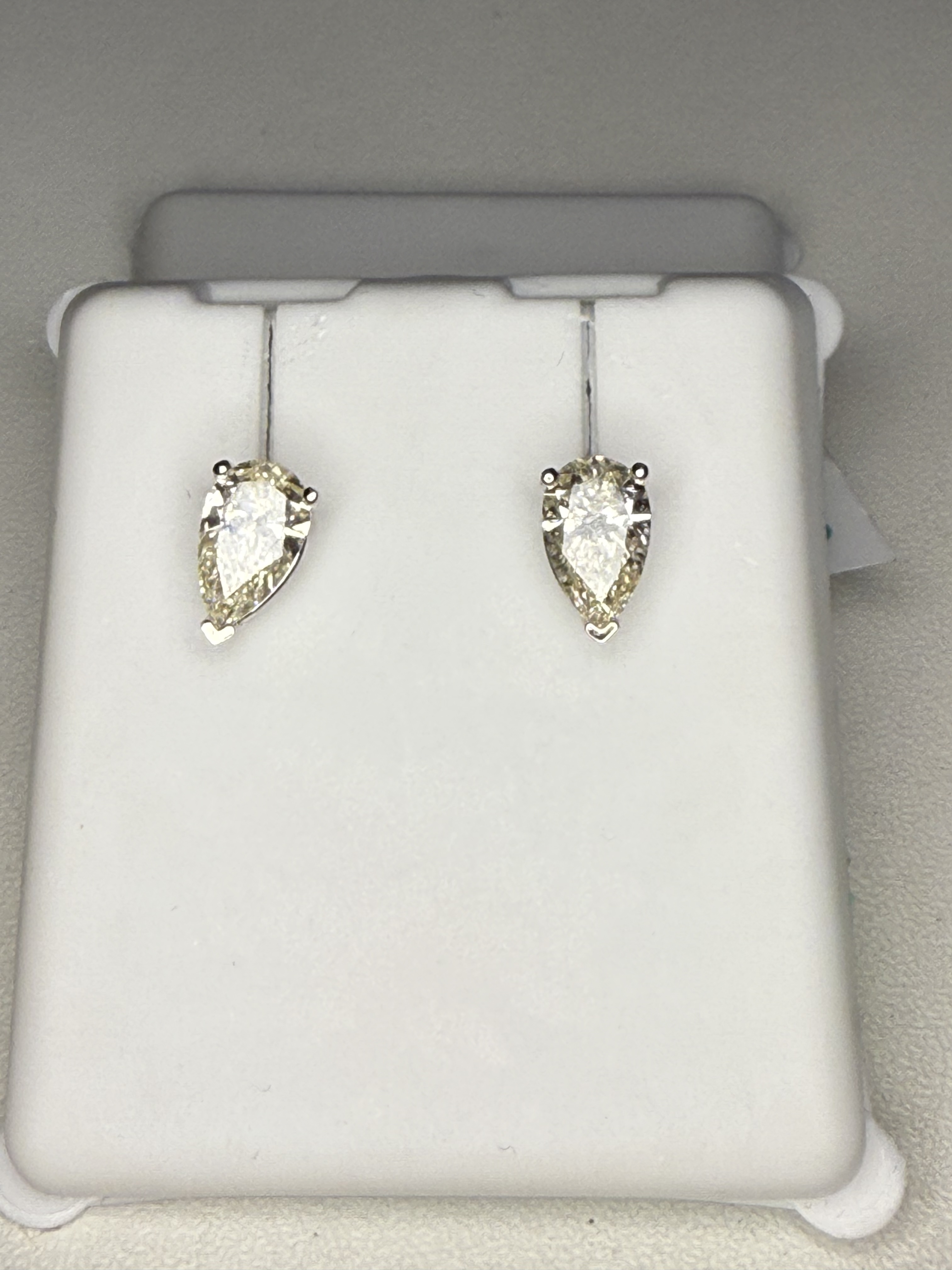 LG-14KW 2CTTW Pear Shaped Studs