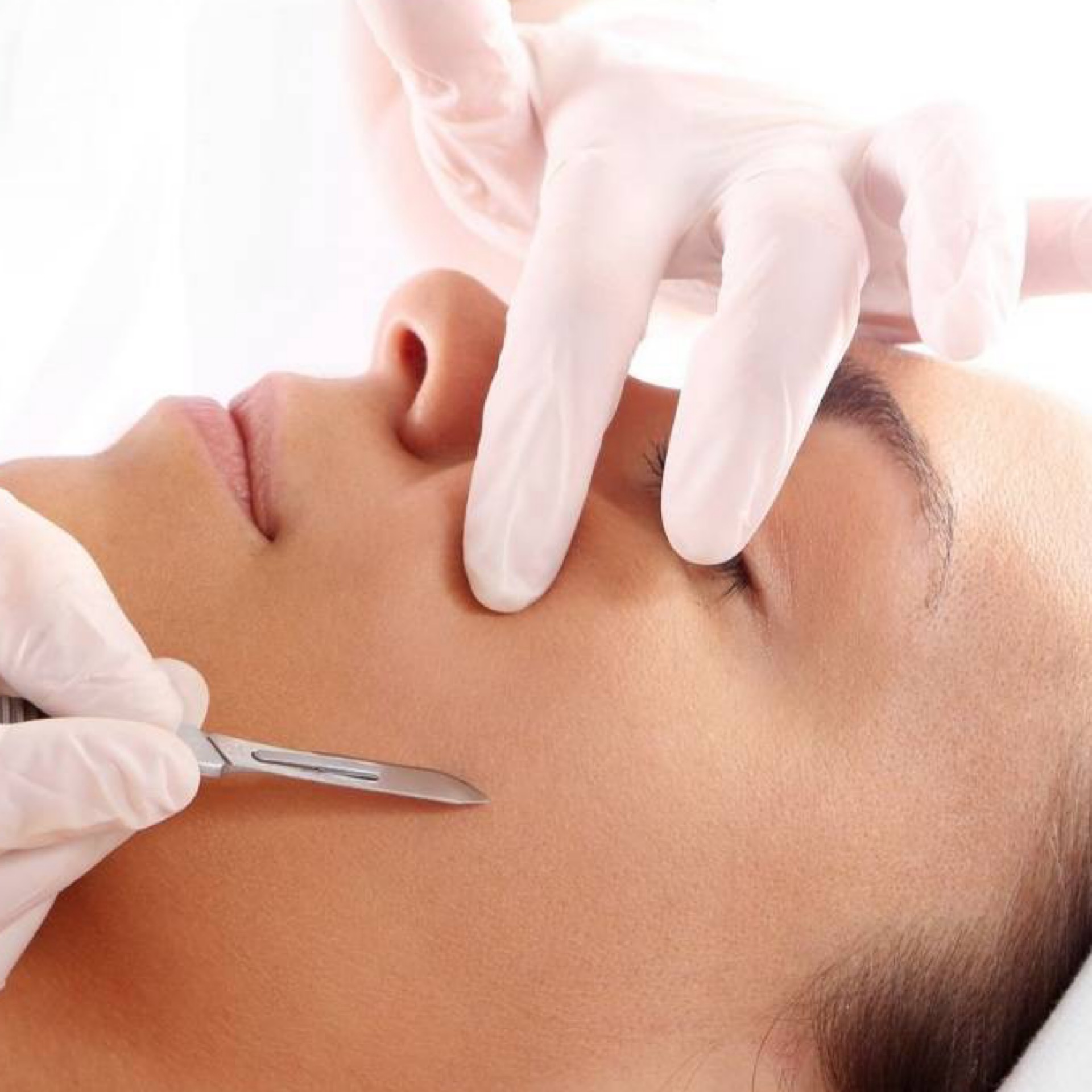 Facial con Dermaplaning en Gold Studio by Yeslenny, Allentown PA