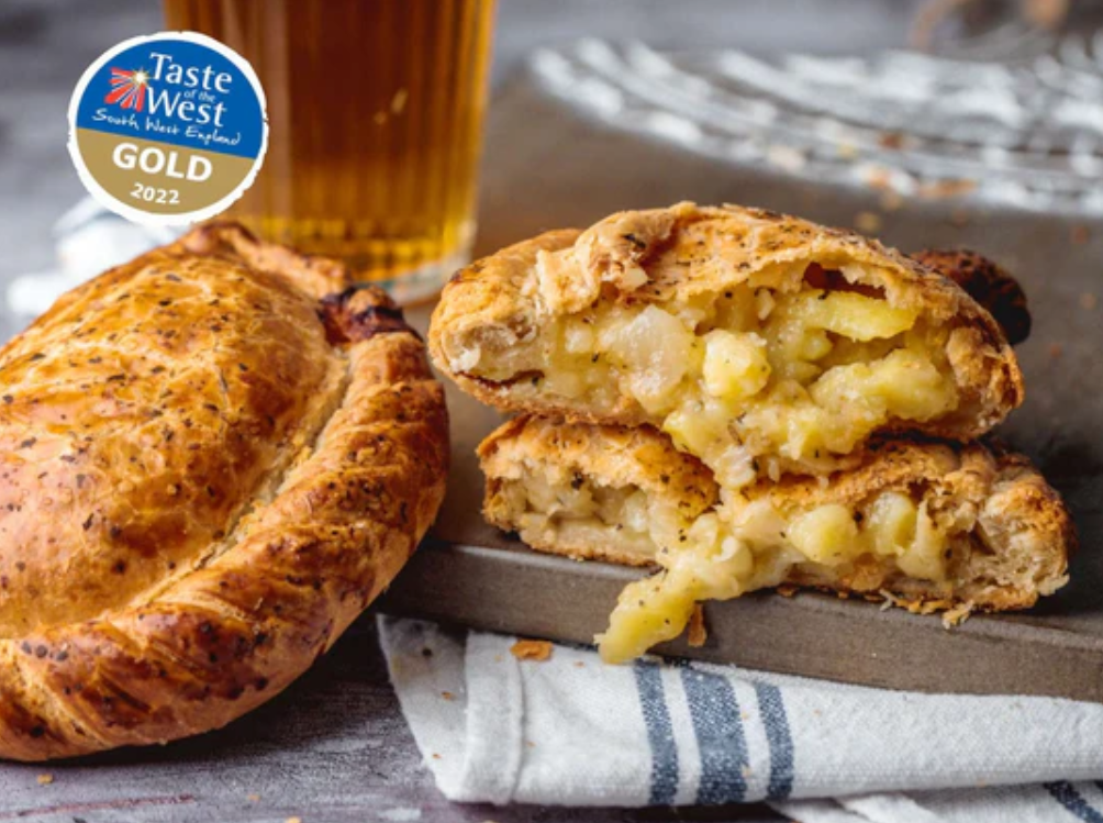 Cheddar & Onion Pasty (V)