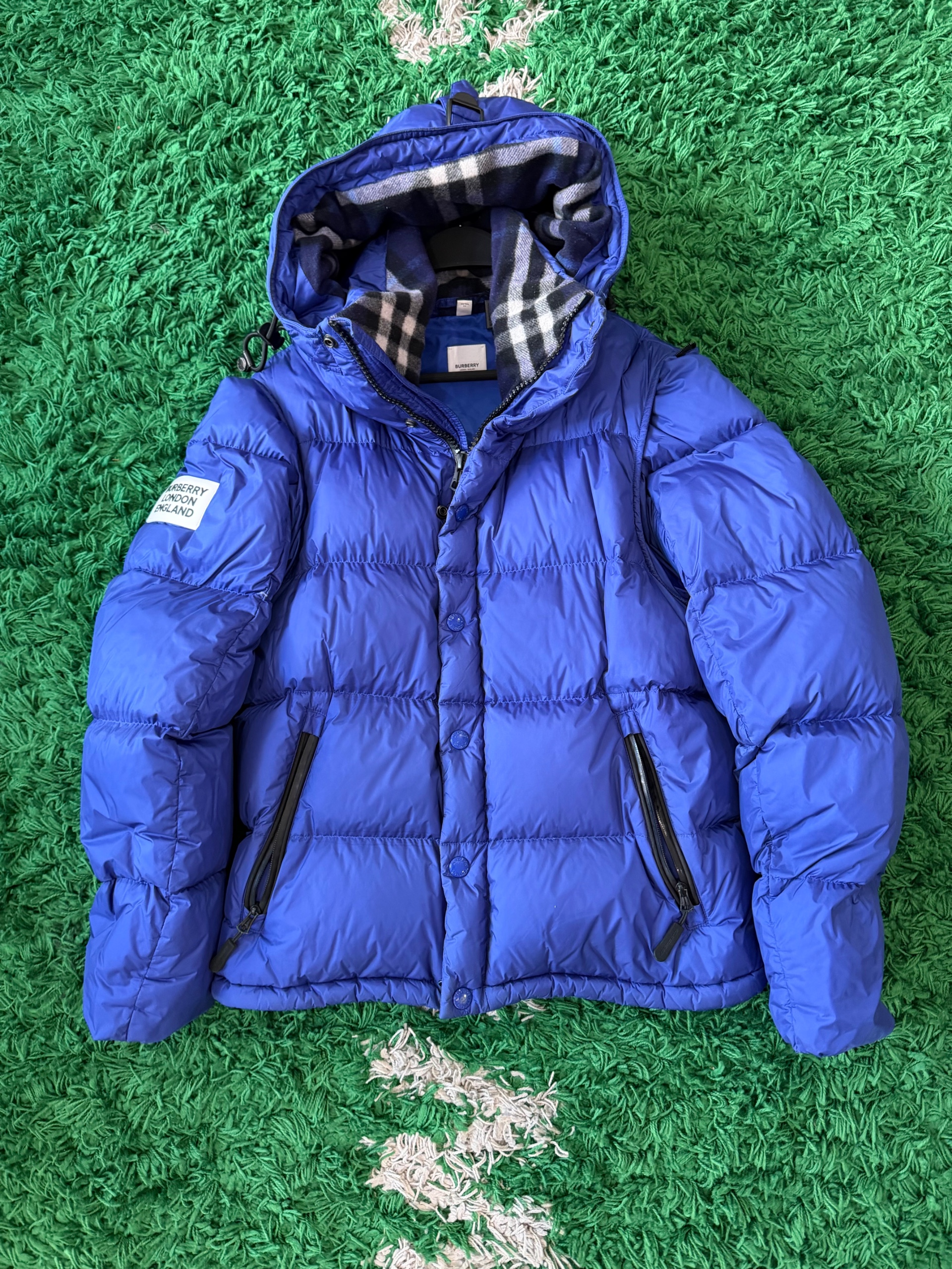Burberry  Detachable sleeve hooded puffer jacket  ( USED )