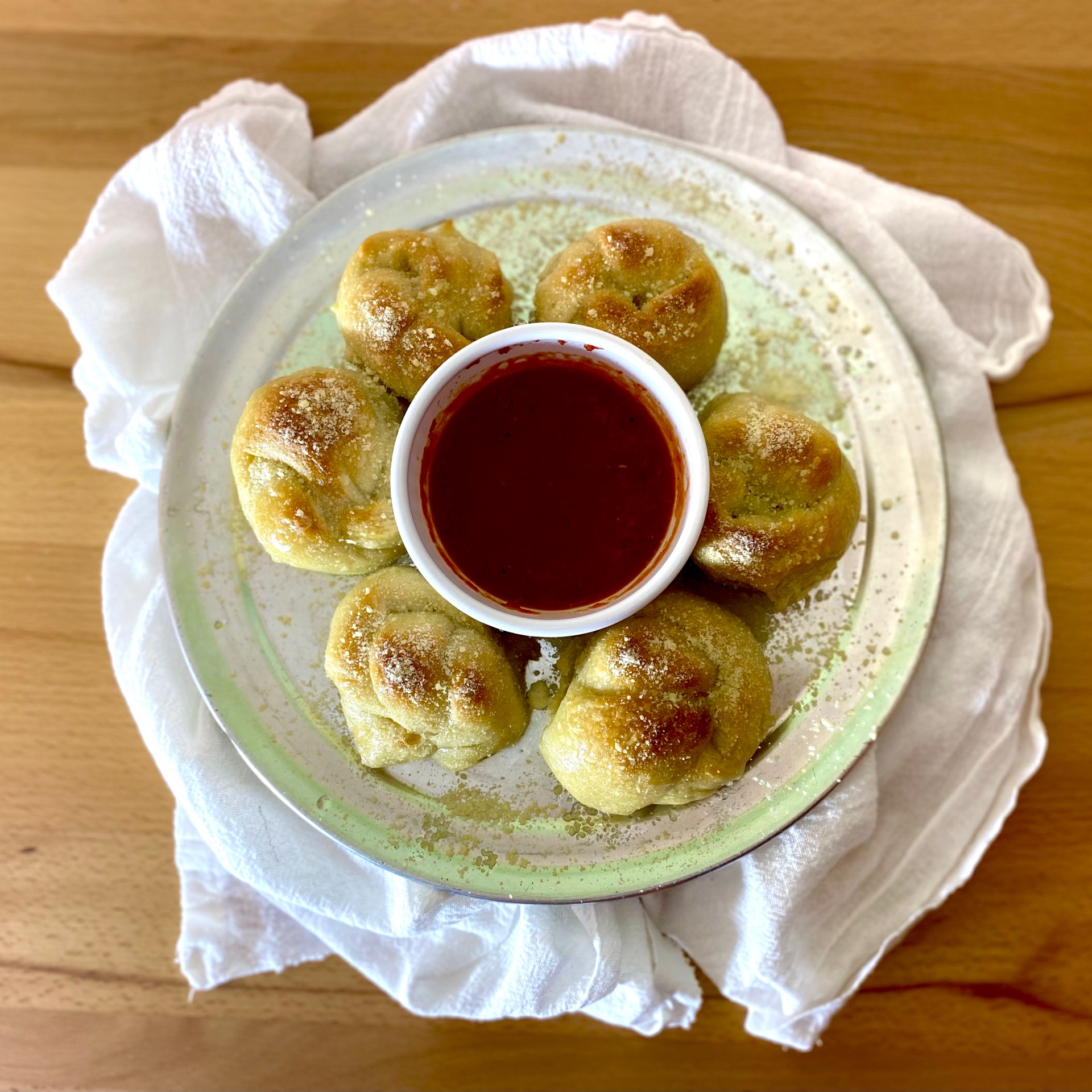 Garlic Knots (8 count)