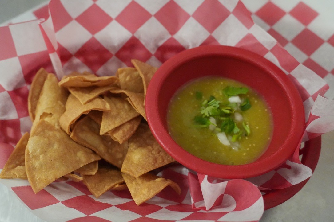 Totopos con salsa