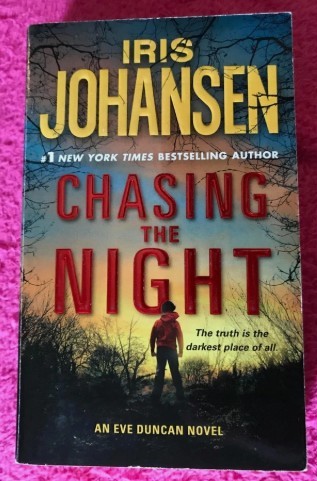 Chasing the Night: An Eve Duncan Novel (Eve Duncan, 11)/ Iris Johansen