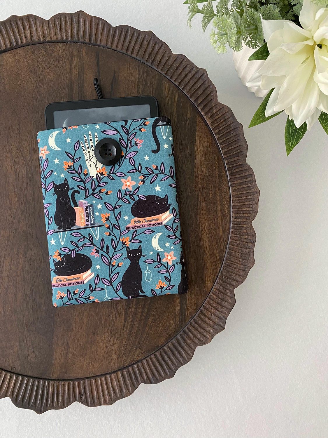 Kindle Paperwhite Cover – Spellbound Black Cats, photo 4 of 5
