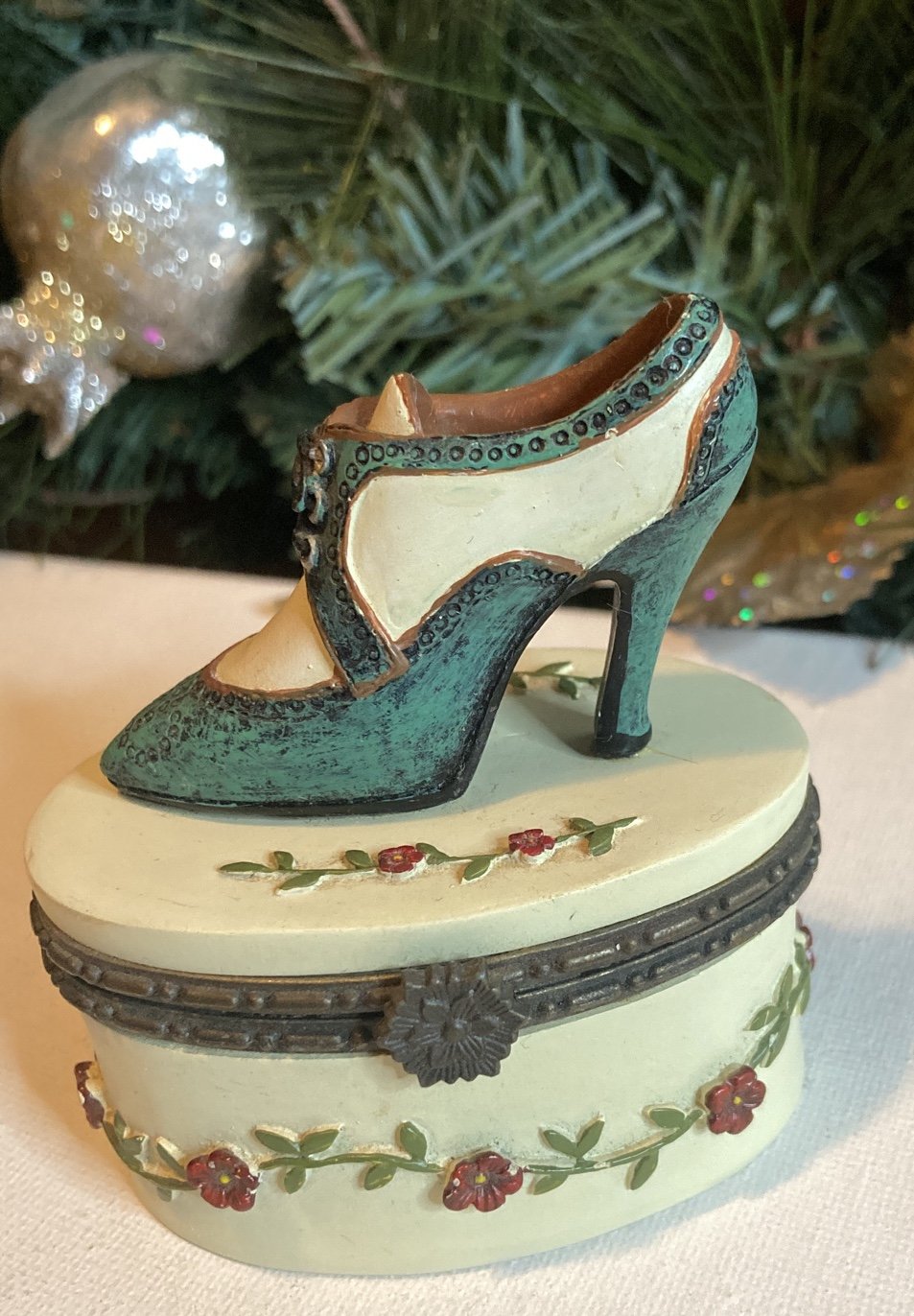 Vintage Spectator Green/White Shoe Resin Trinket Box Flower Clasp