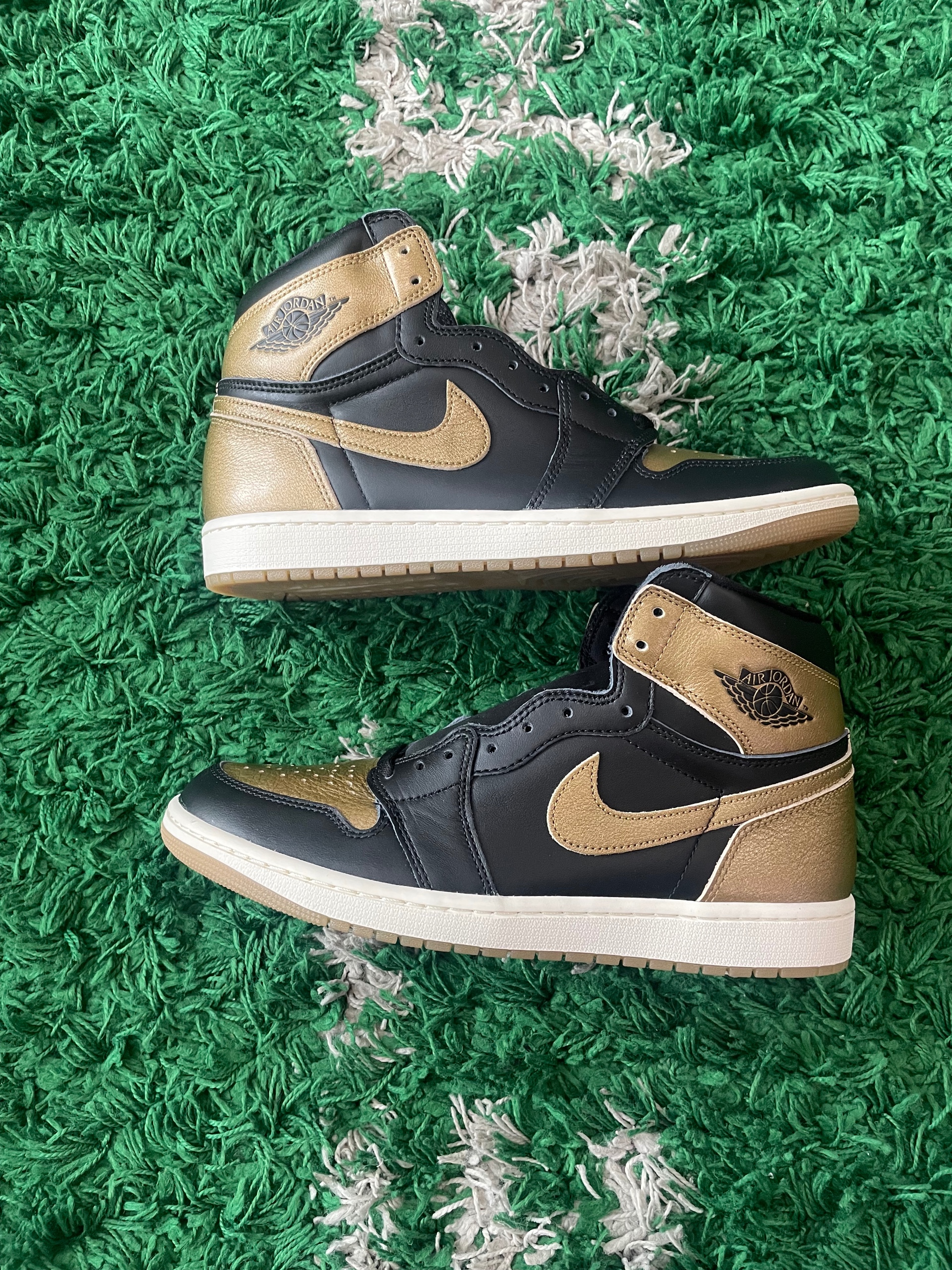 air Jordan 1 retro high OG (black metallic Gold) size 10.5 (new)