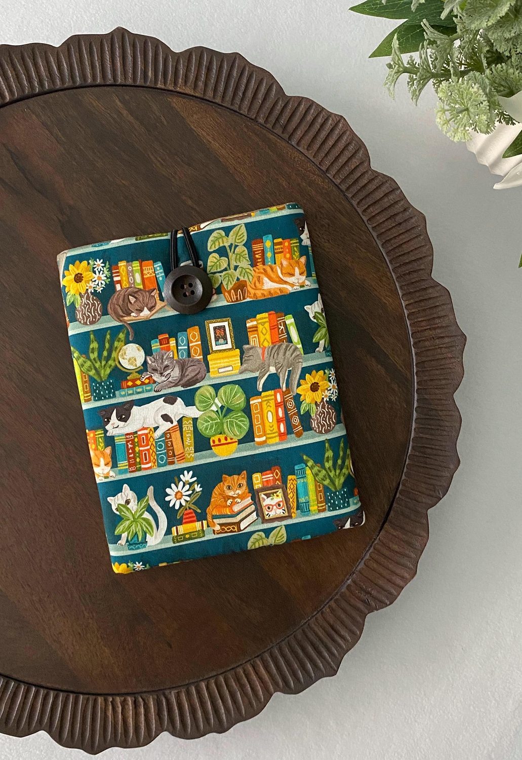 Kindle Paperwhite Cover – Cat Bookshelf – handmade kindle paperwhite cover
