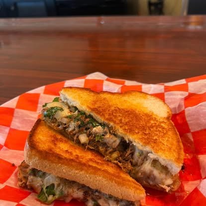 Sándwich de queso con birria