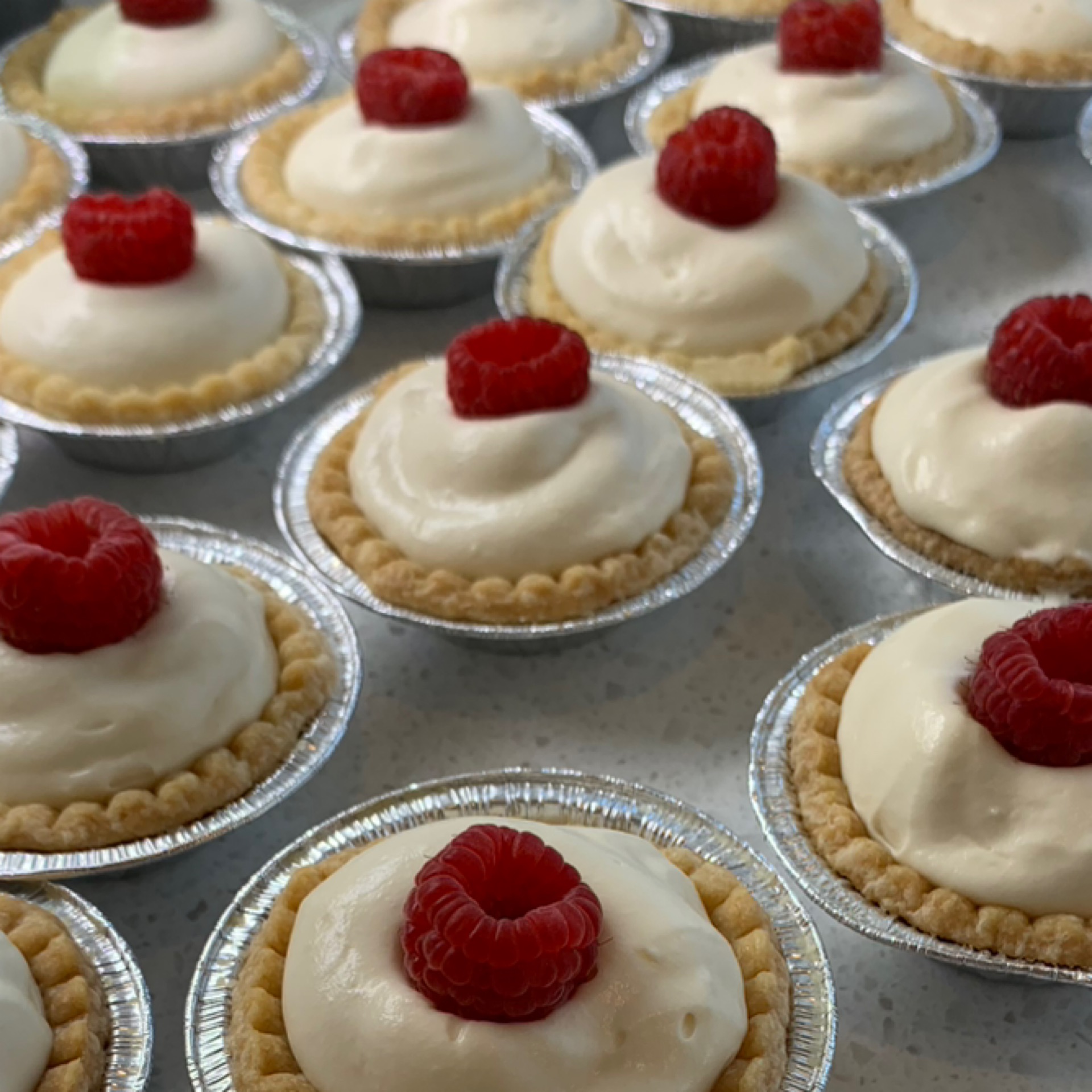 Mini tarts, white chocolate and raspberry