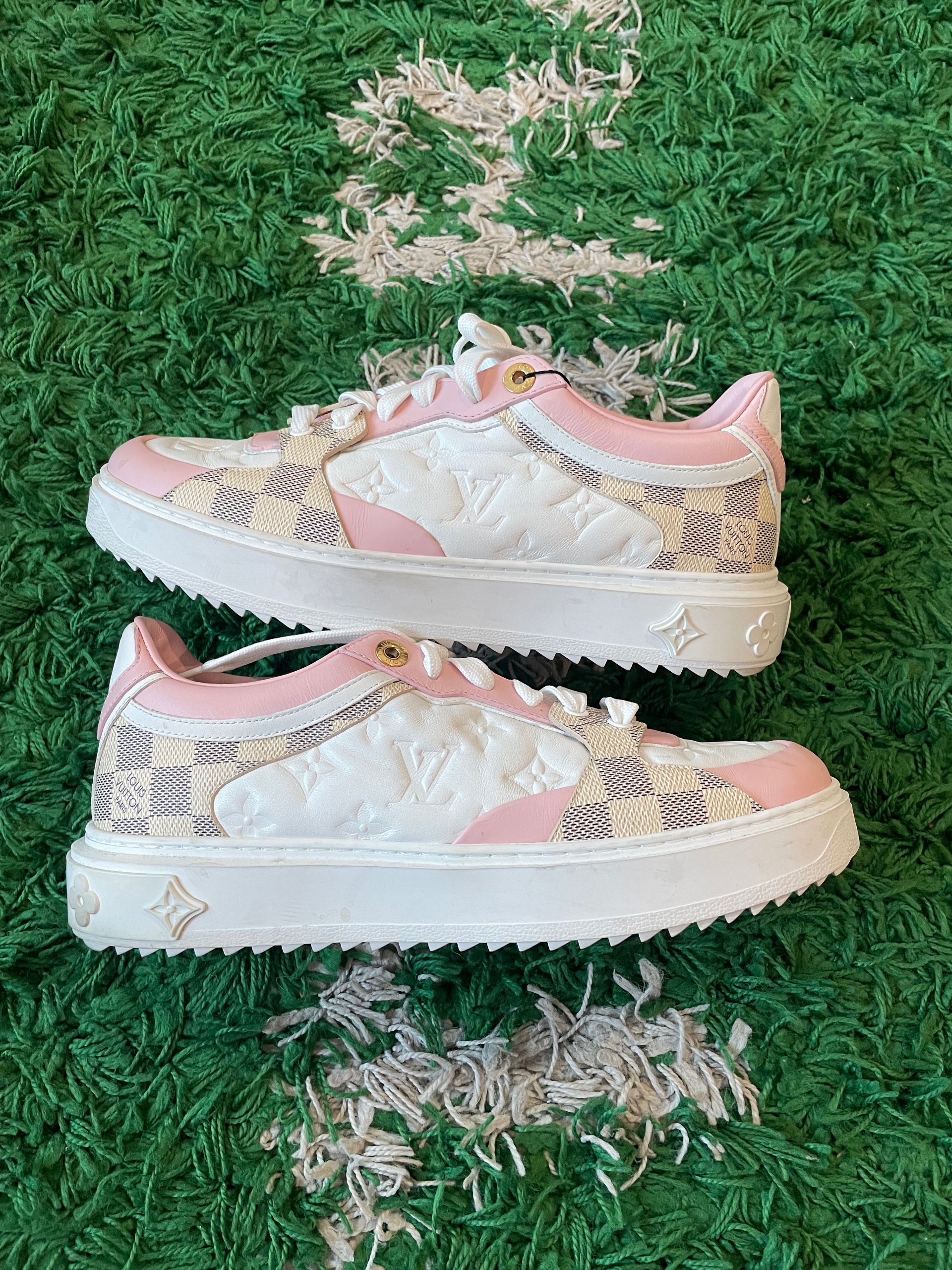 Louis Vuitton monogram embossed calfskin rose clair pink size 41 (used)