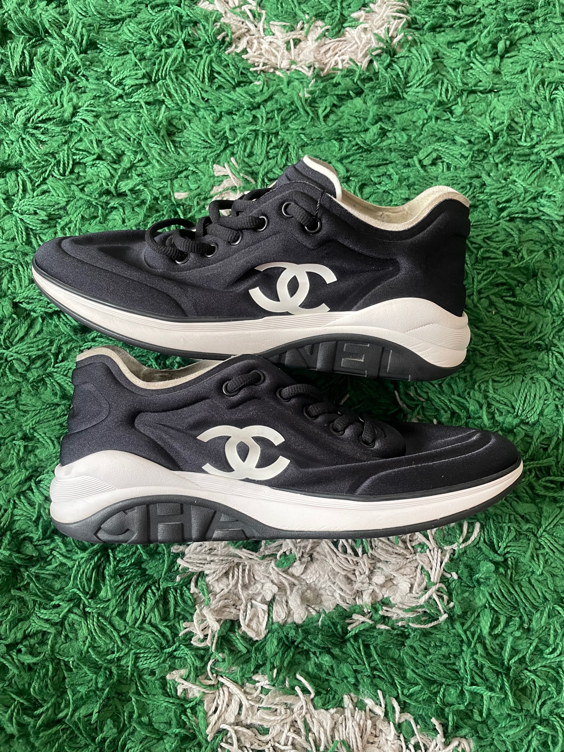 Chanel neoprene low-top cc logo size 40 (new)