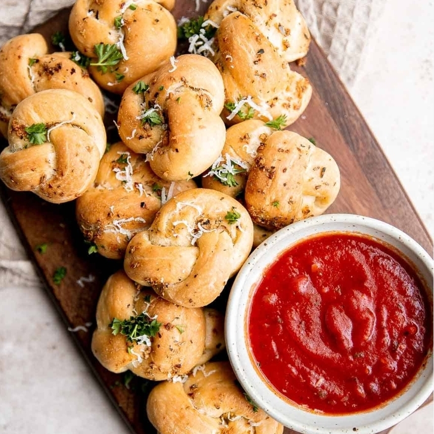 4 Garlic Knots