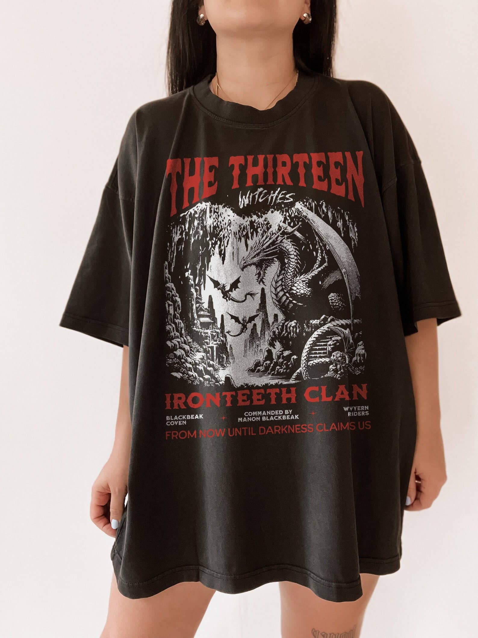 The Thirteen Ironteeth Witches : Sand, M, T-shirt