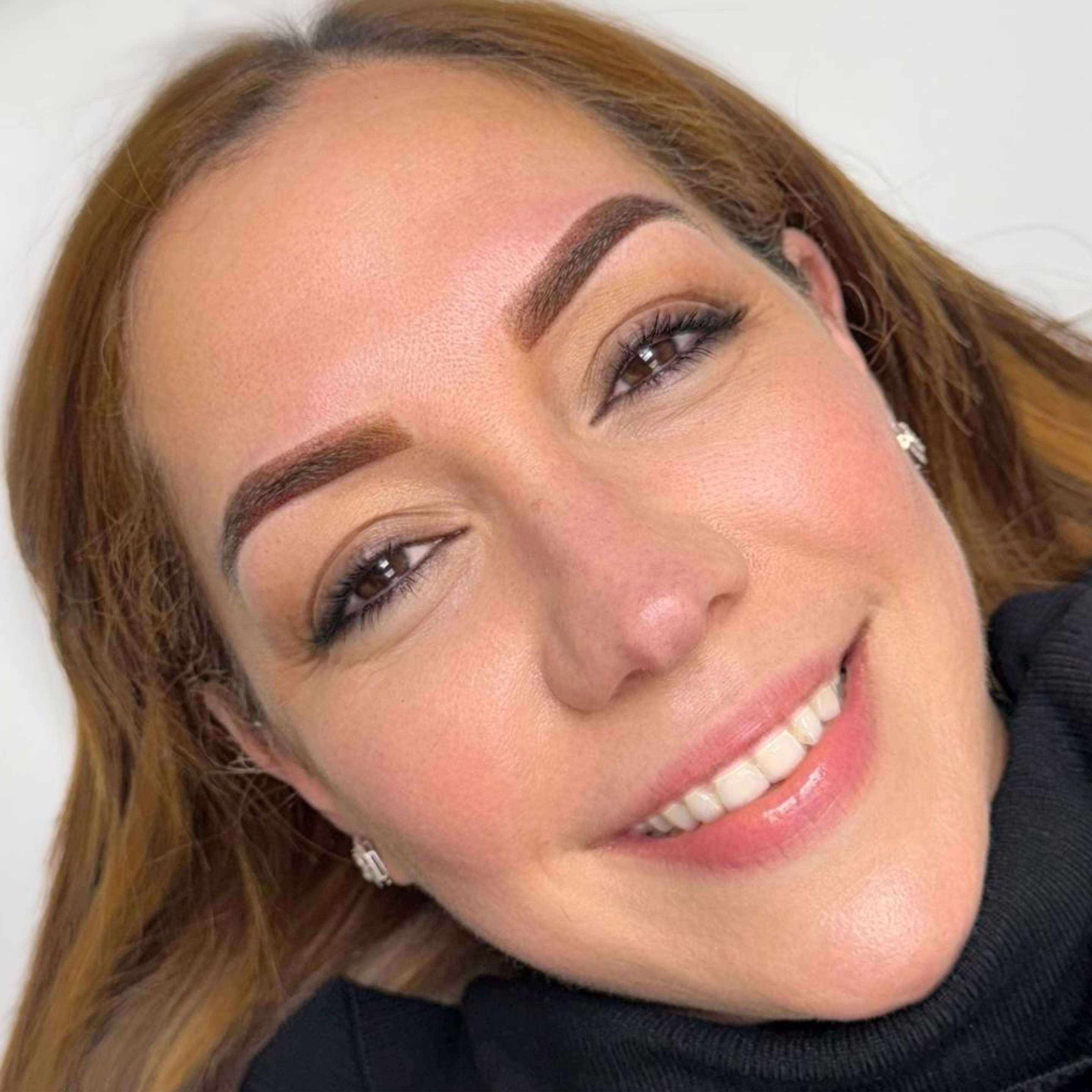 Powder Brows en Gold Studio by Yeslenny