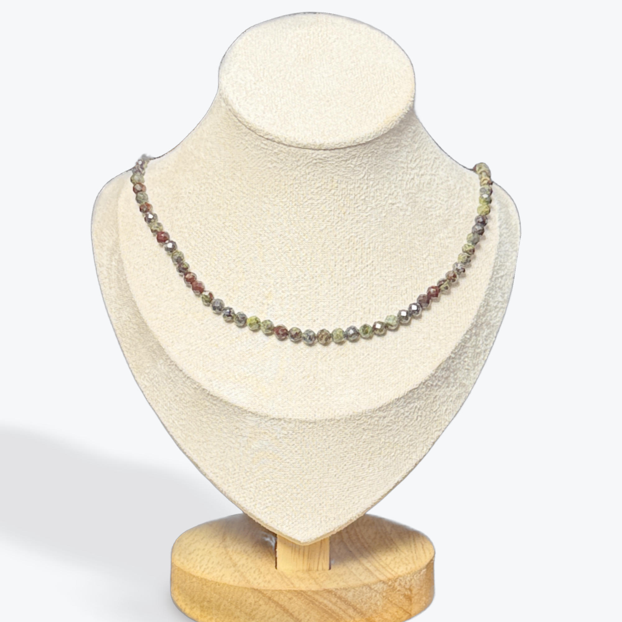 Collier Jaspe sang de dragon facetté — stock Valence