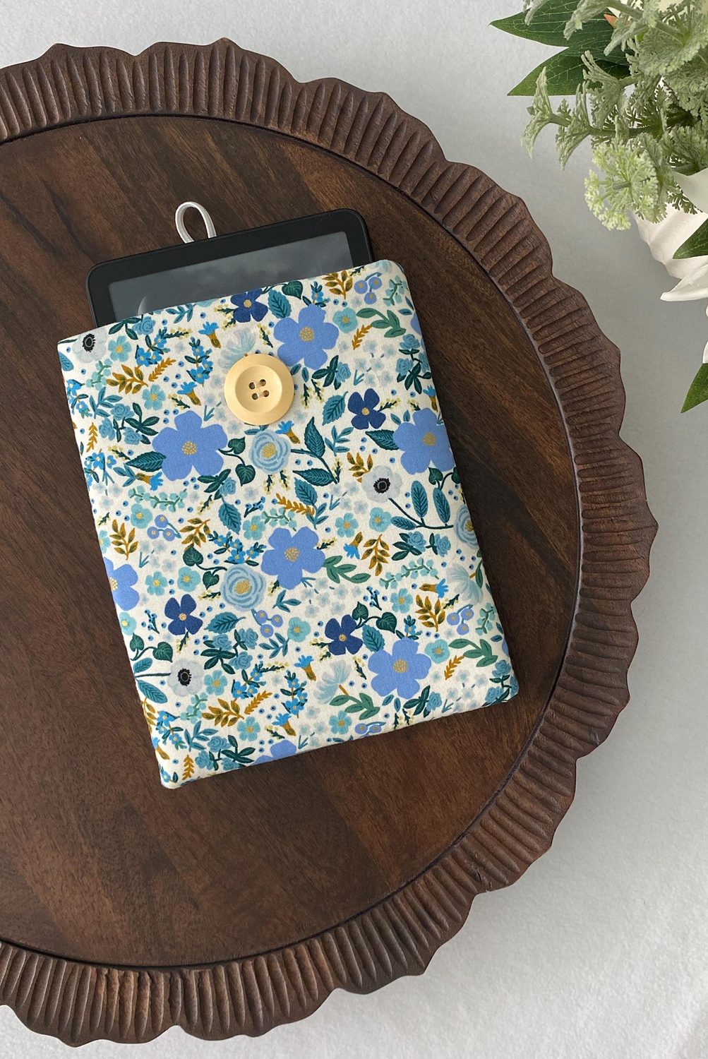 Kindle Paperwhite Cover – Garden Party Blue – handmade kindle paperwhite cover