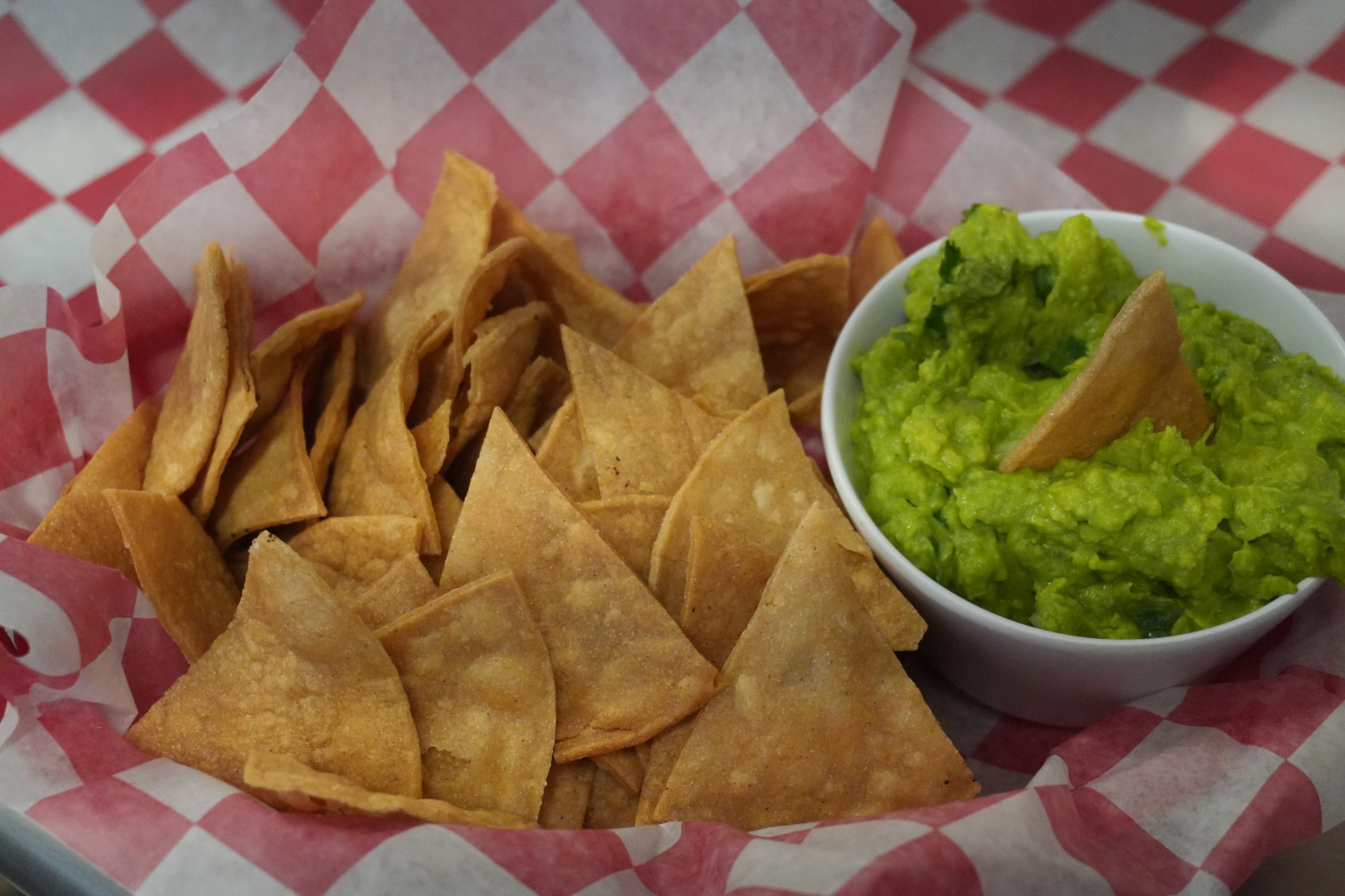 Totopos con guacamole