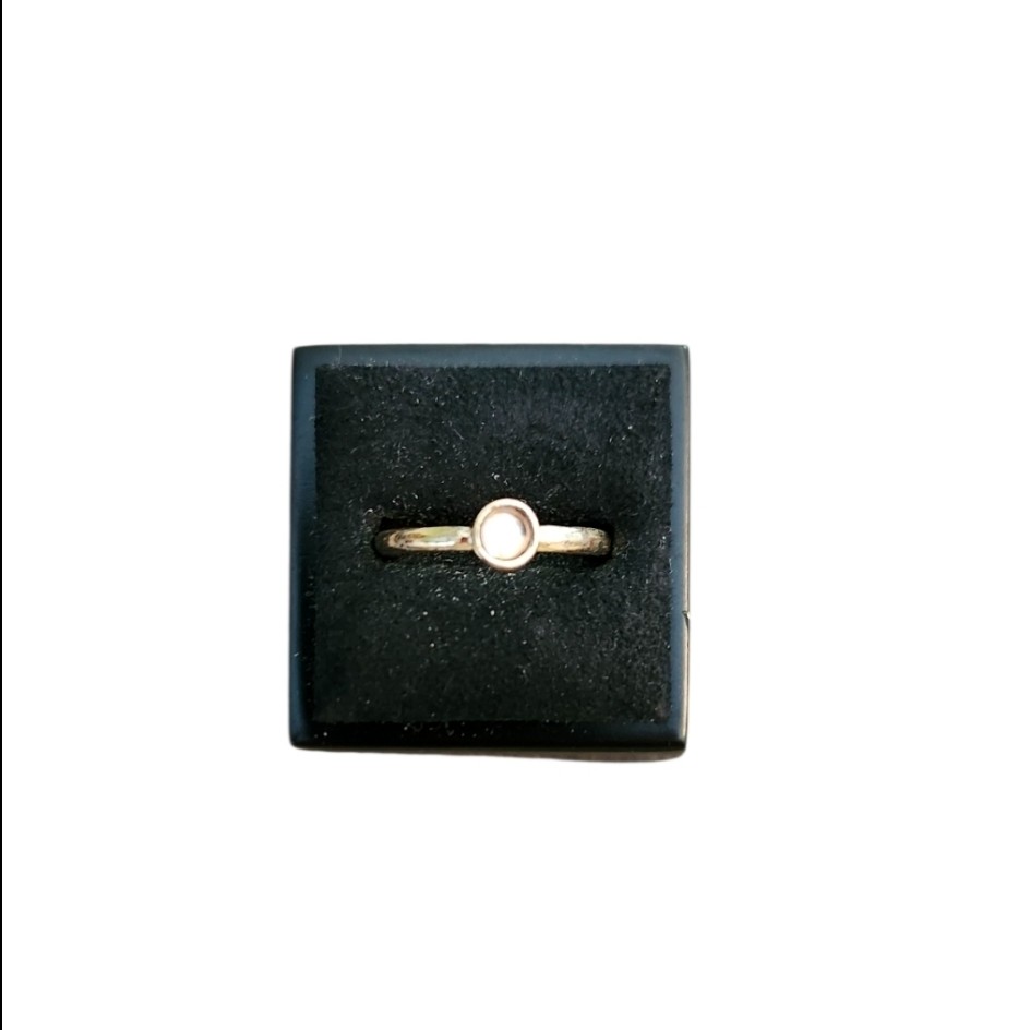 Size 6.5 Gold Toned Clear Gem Ring