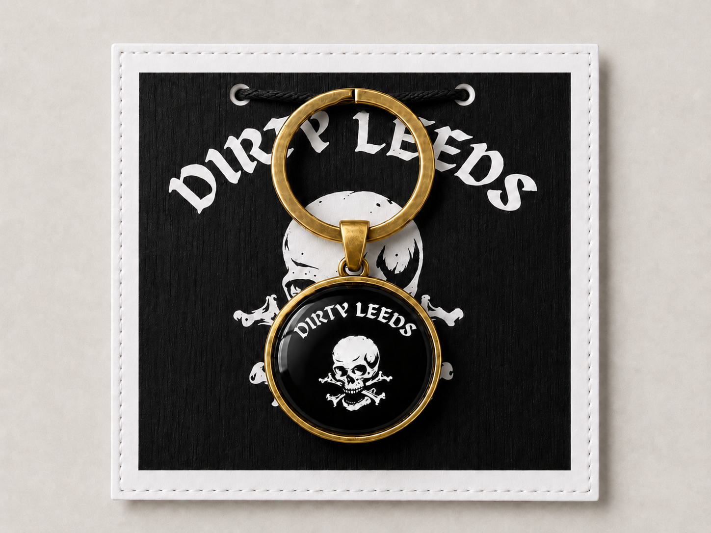 DL skull and crossbones gold keyring.png