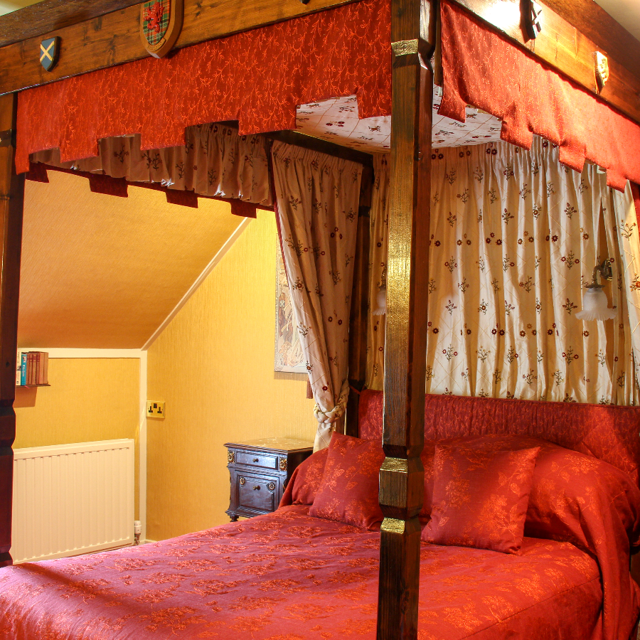 AstroCrystal Retreat Private en-suite four-poster room for one