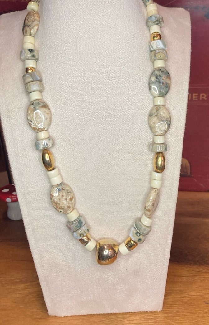VINTAGE SANDSTONE AGATE NECKLACE WITH GOLD TONE ACCENT BEADS 20β
