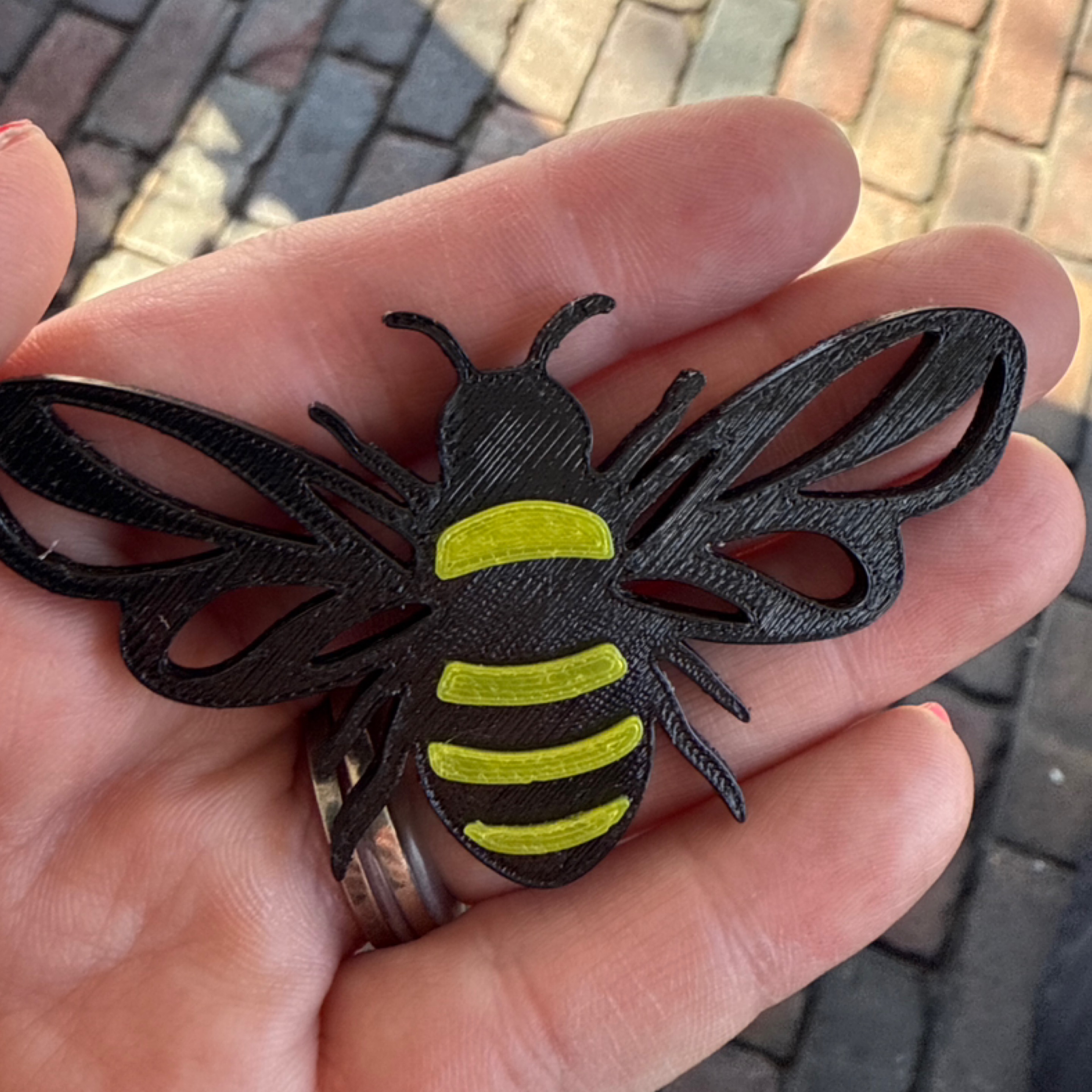 Bee magnet