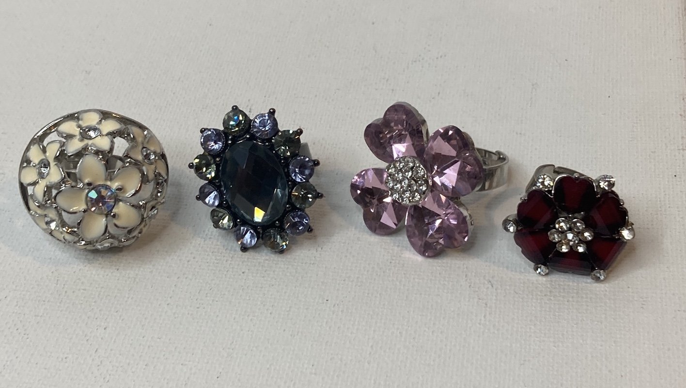 Lot of 4 Costume Flower Adjustable Rings size 5-7