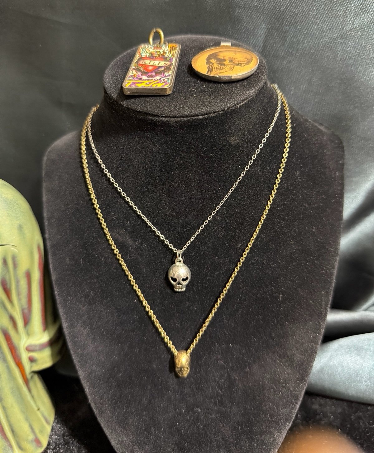 SKULLS Necklaces Silver tone Gold tone, pendants