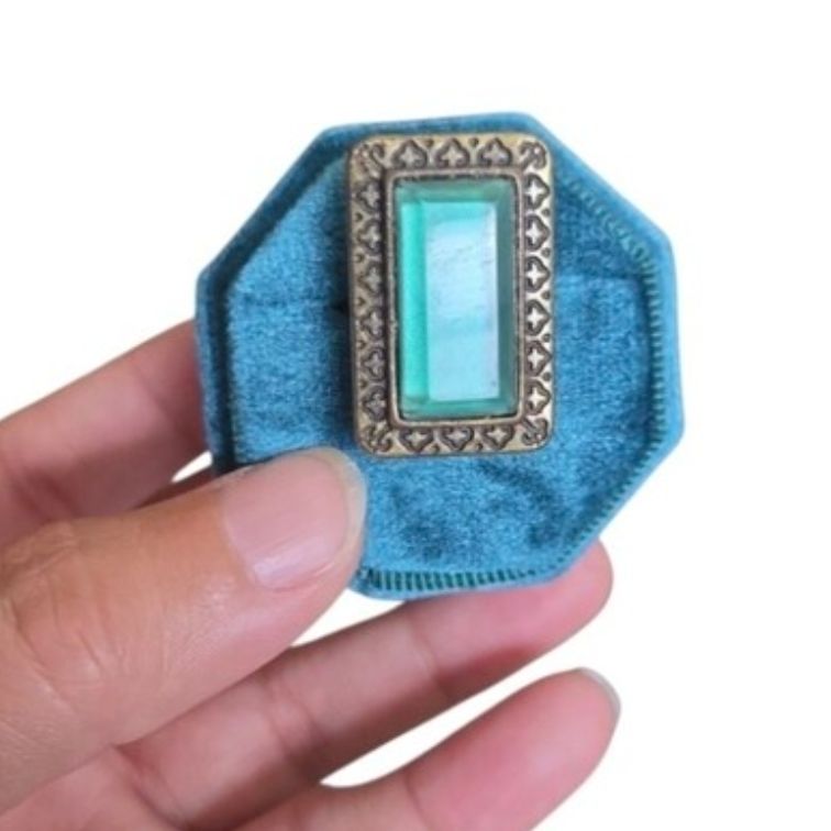 Vintage Size 7.5 Gold Toned Emerald-cut Green Gemstone Ornate Textured Ring