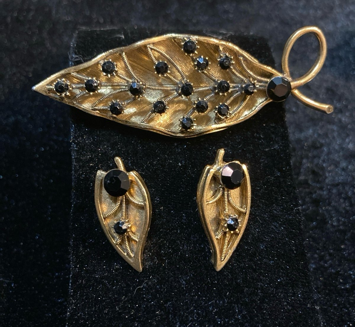 Vintage Black RHINESTONE Shadow Box Style Leaf Brooch with Matching Earrings