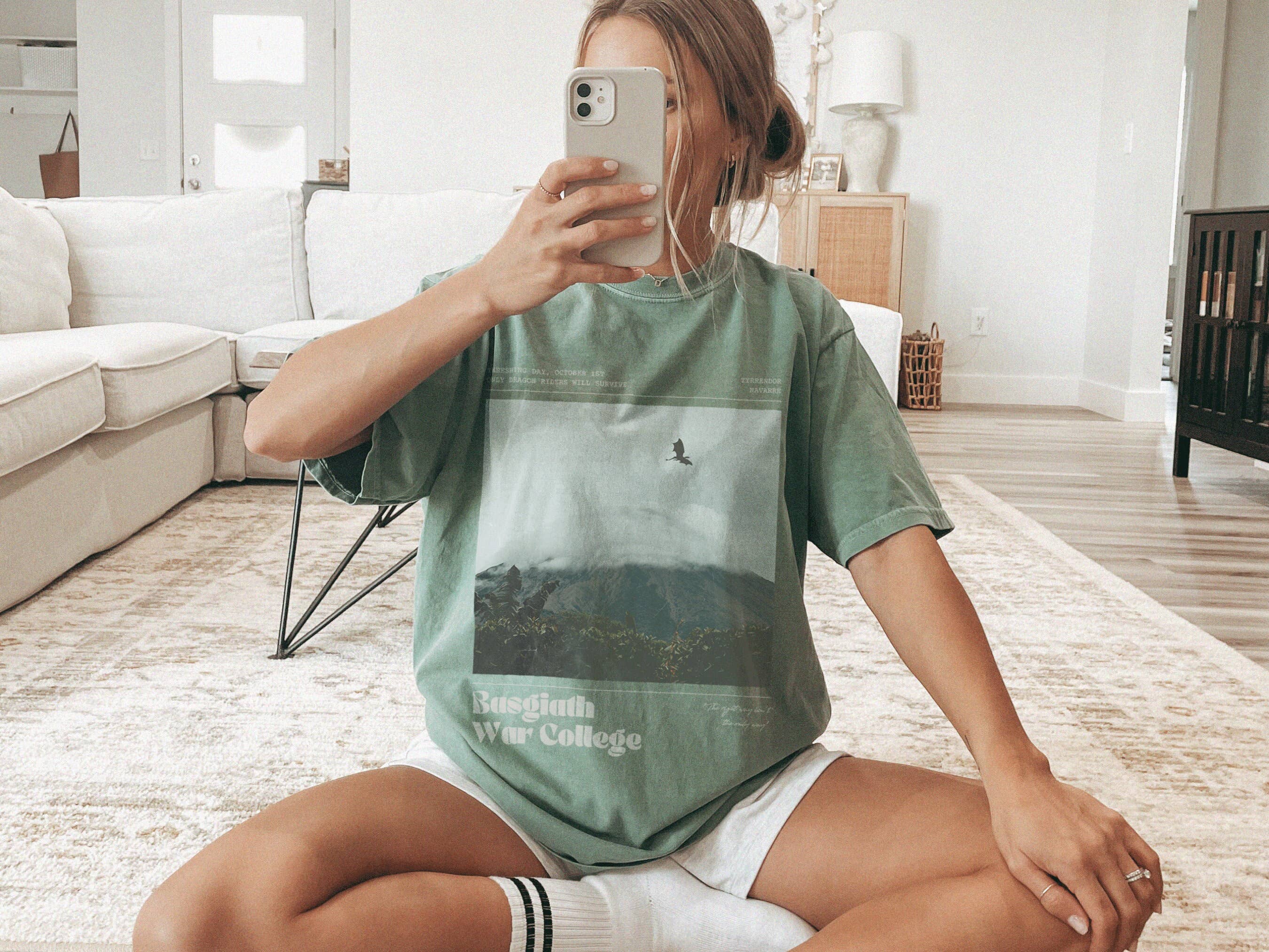 Basgiath War College Shirt - Fourth Wing Merch Romantasy: T-shirt / MOSS