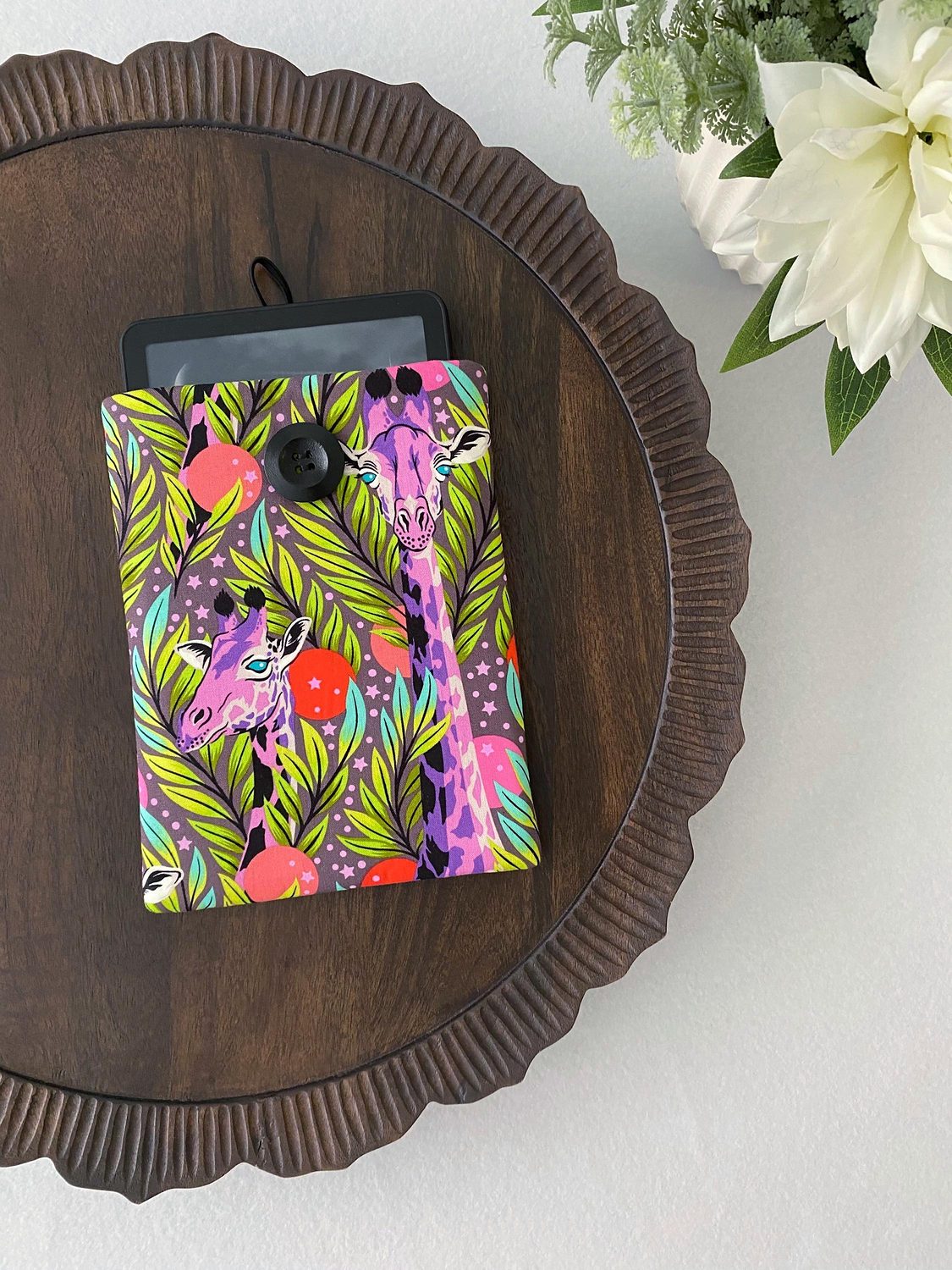 Kindle Paperwhite Cover – Neck for Days Giraffes, photo 2 of 7