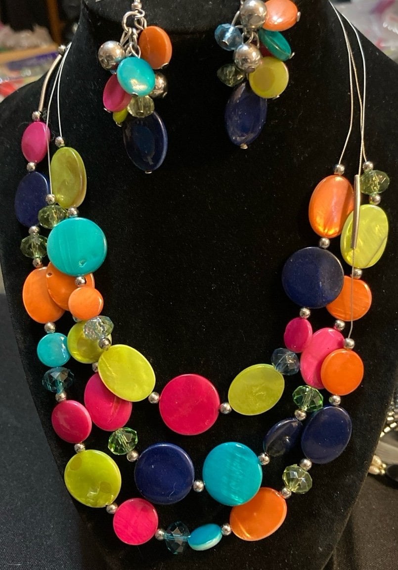 JULES B COLORFUL ROUND SHELL NECKLACE WITH EARRINGS