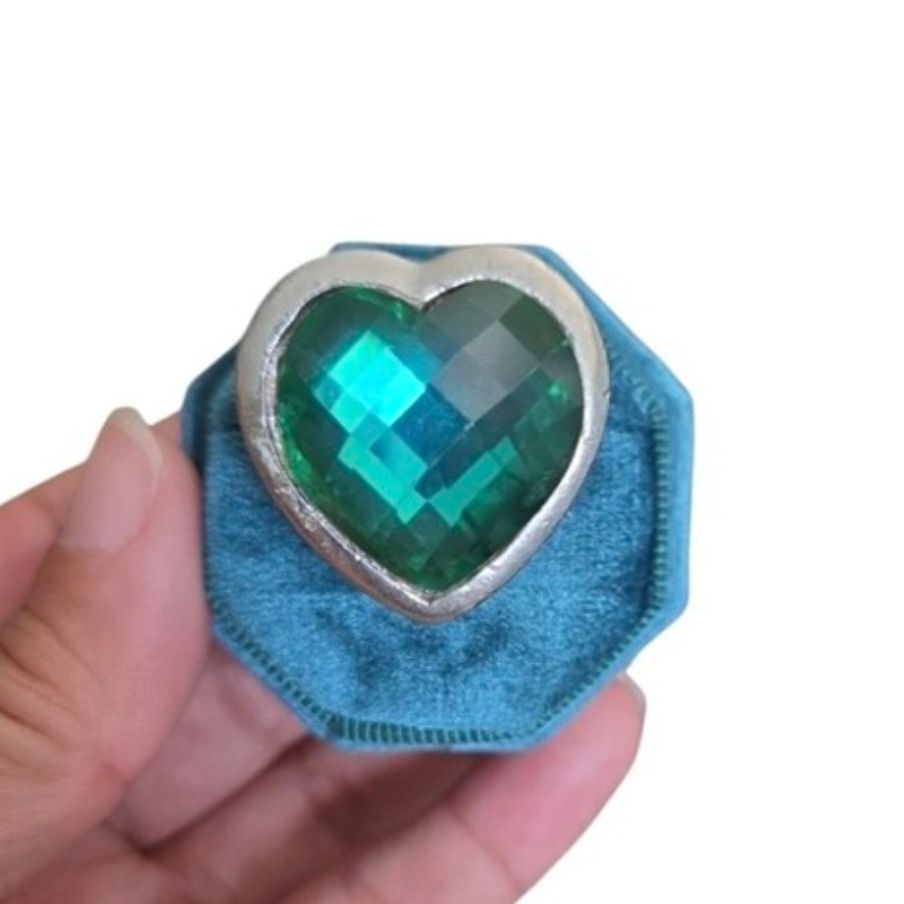 Size 8 Silver Toned Heart-Shaped Emerald Green Crystal Ring