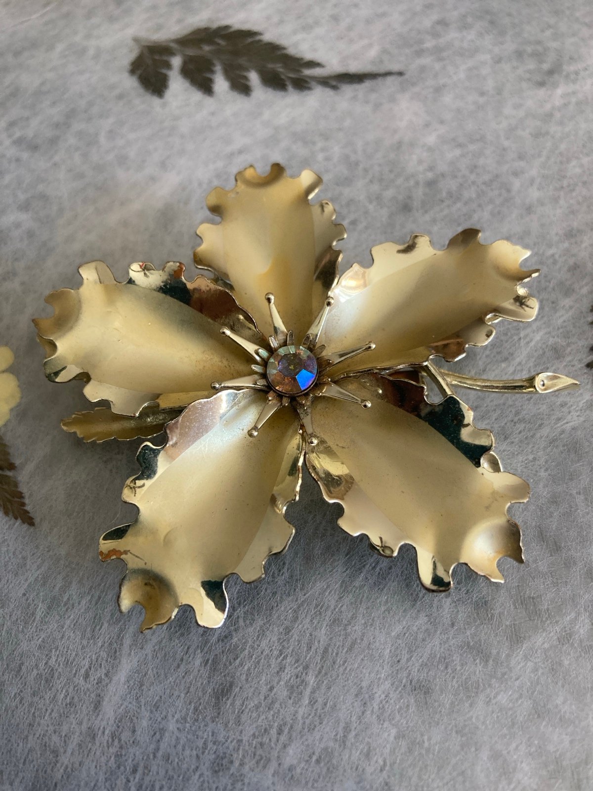Vintage Goldtone Blooming Pedals Irridescent stone 3β Brooch